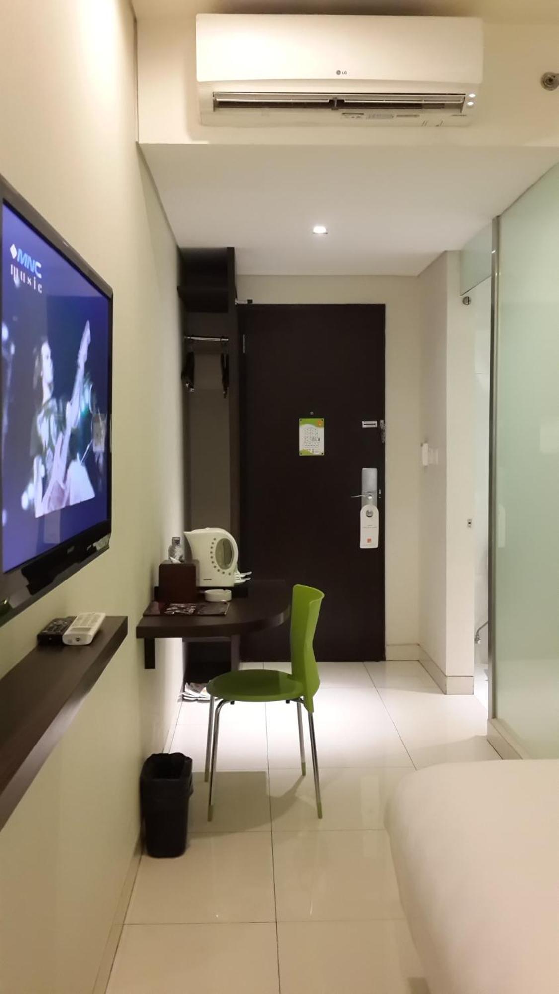 V Hotel Tebet Jakarta Exterior photo