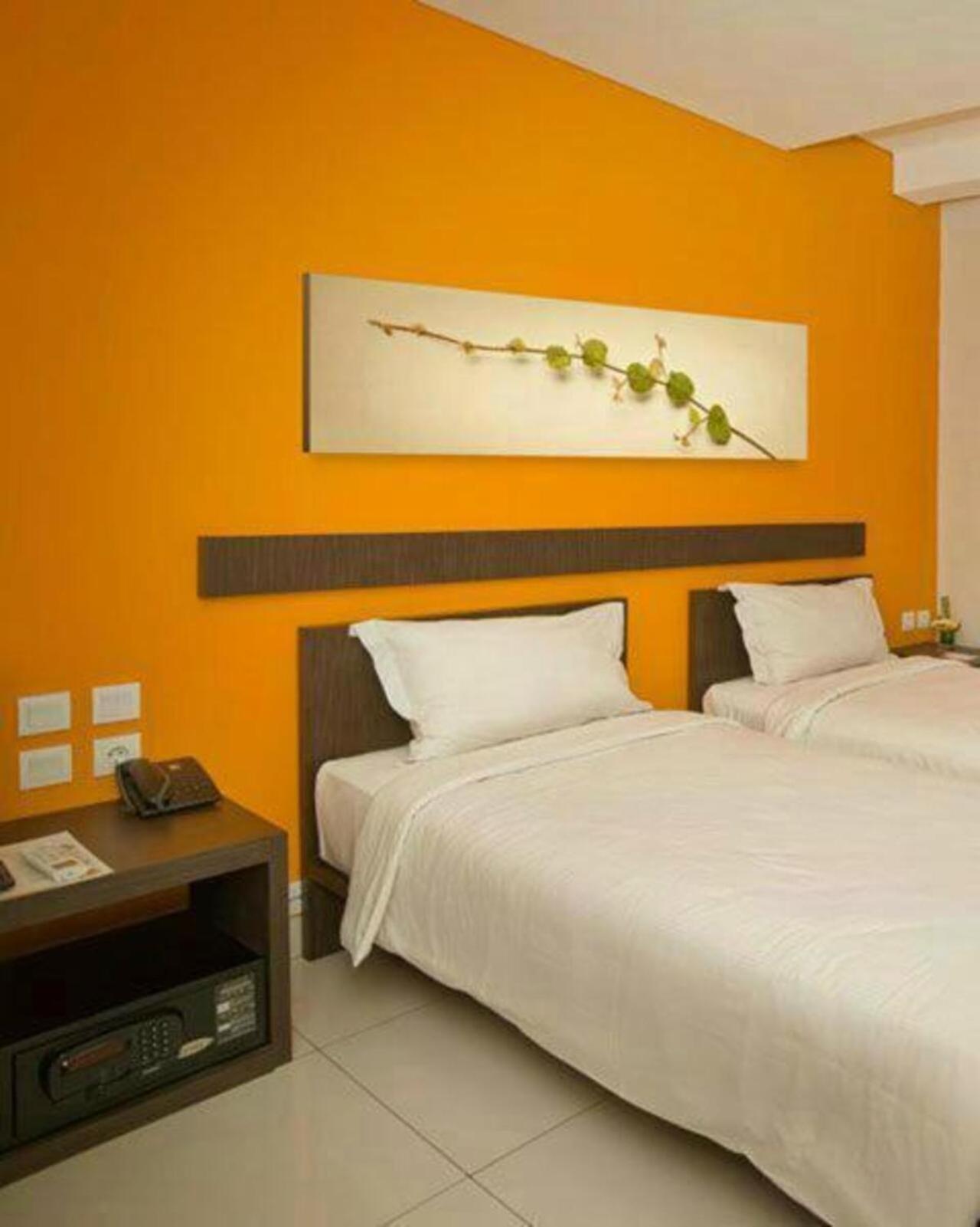 V Hotel Tebet Jakarta Exterior photo