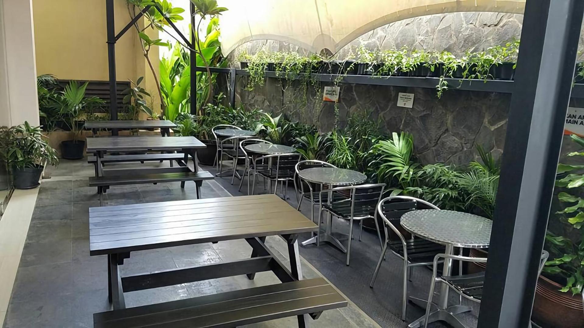 V Hotel Tebet Jakarta Exterior photo