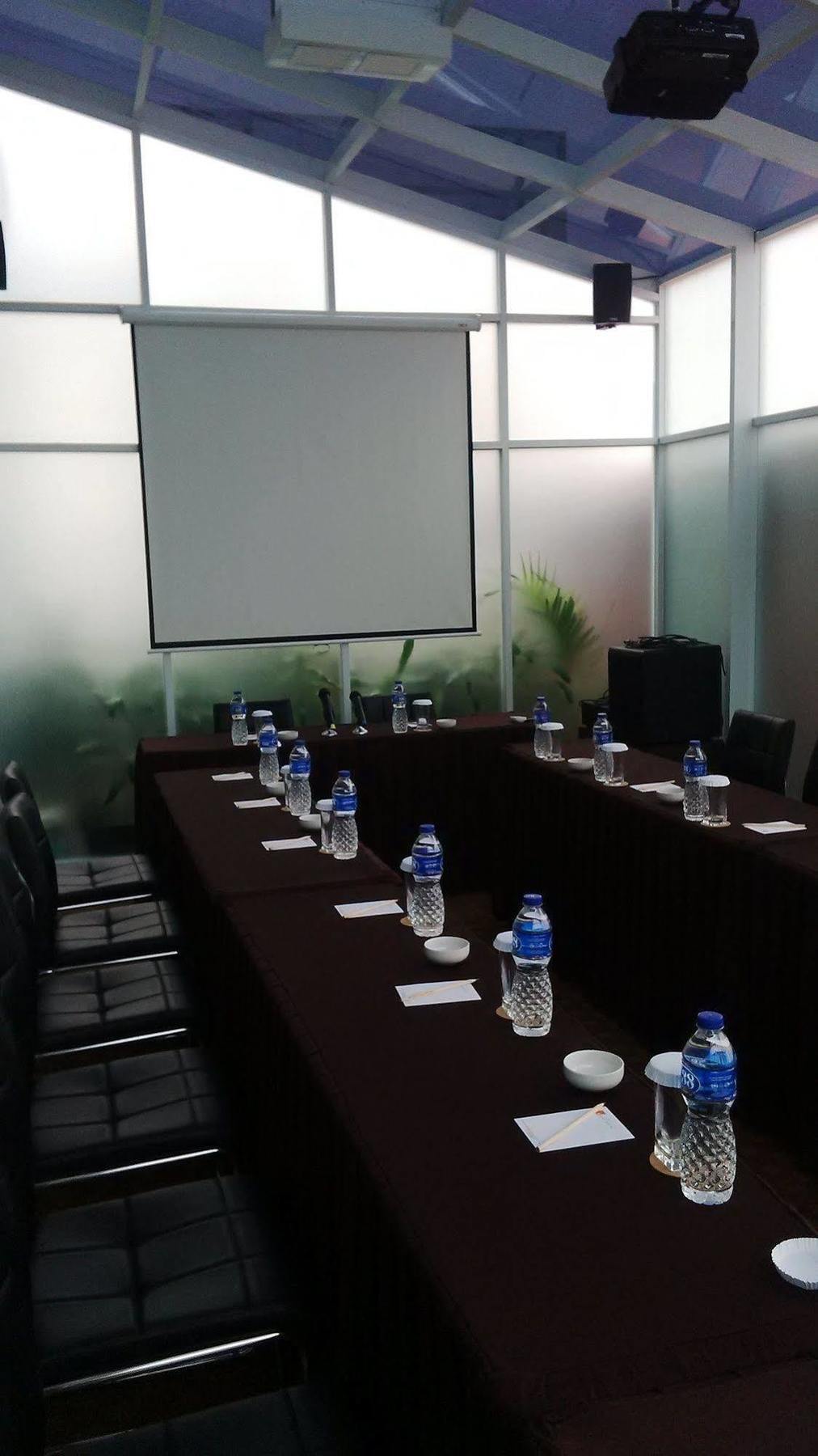 V Hotel Tebet Jakarta Exterior photo